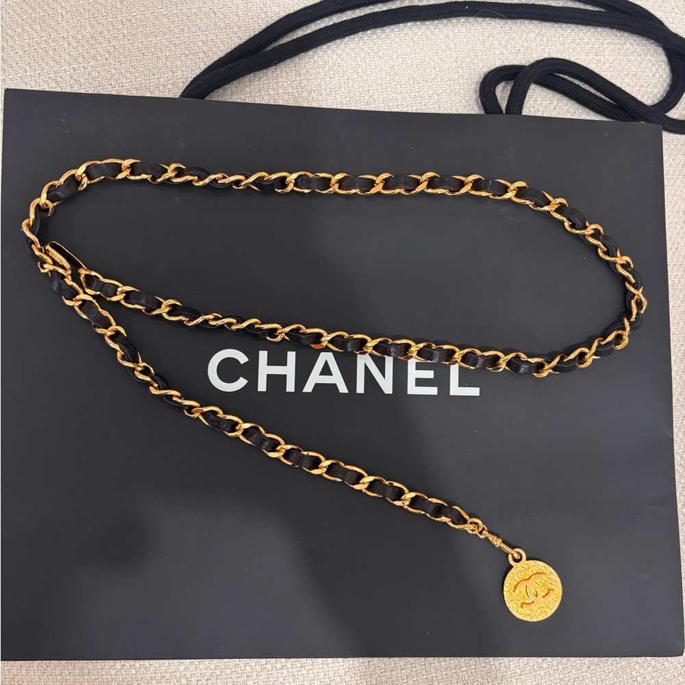 Authentic 1982 CHANEL vintage black leather single chain link belt 90cm